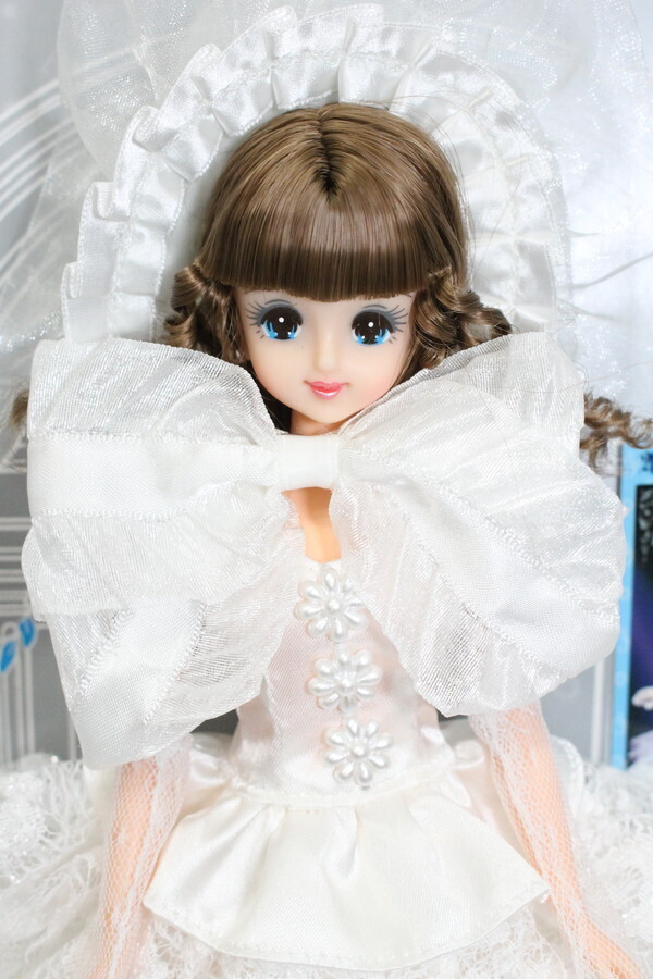 アニバーサリージェニー2001 A白ドレス，ブラウンヘアー - おもちゃ/人形